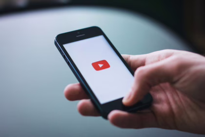 YouTube et la culture québécoise : entre défis et résilience numérique – MinuteTech